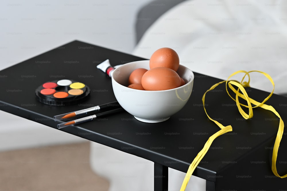 un bol d’œufs posé sur une table