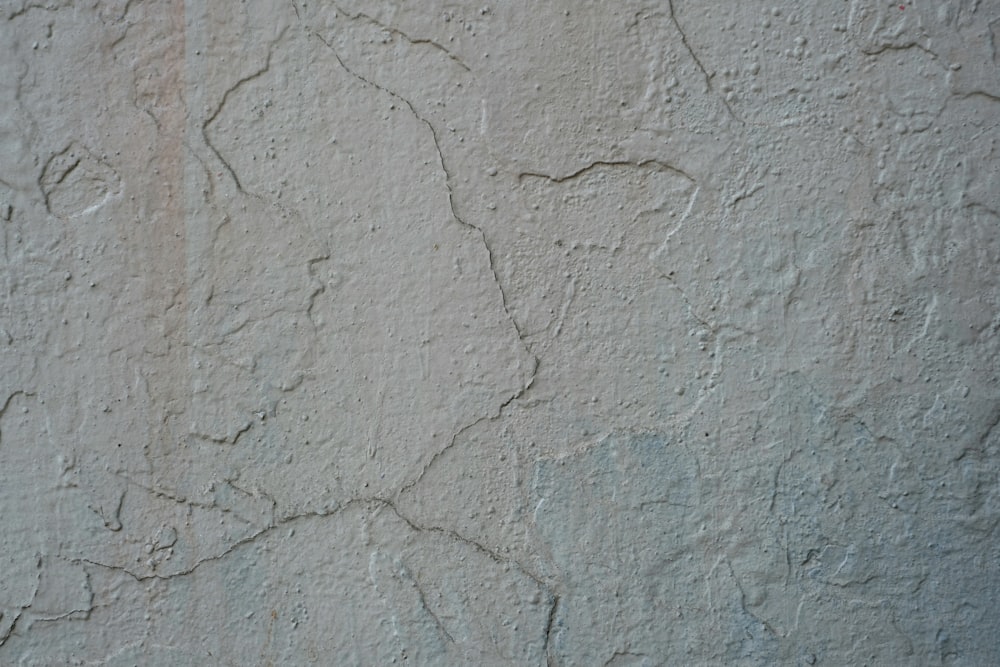 균열이있는 치장 벽토 벽의 클로즈업