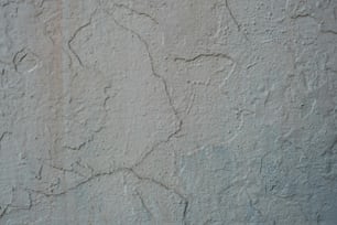 un primo piano di un muro di stucco con crepe