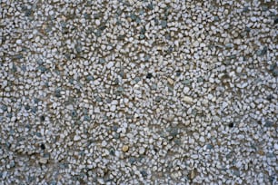 Un primer plano de rocas y grava en el suelo
