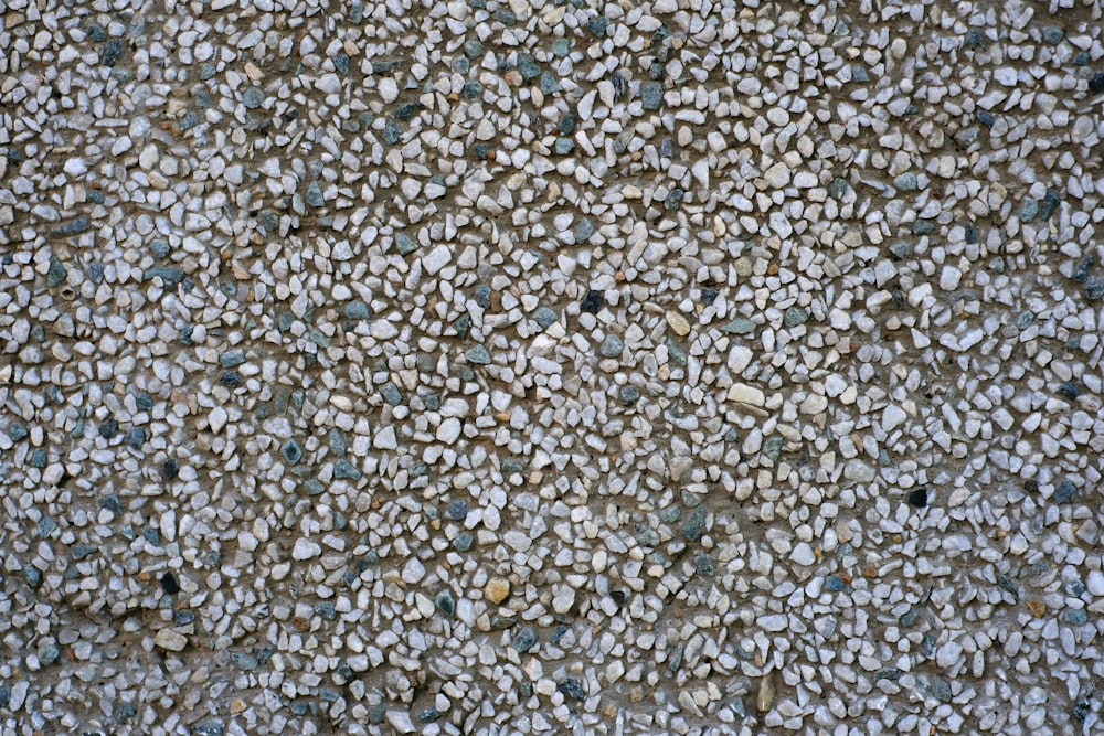 um close up de rochas e cascalho no chão
