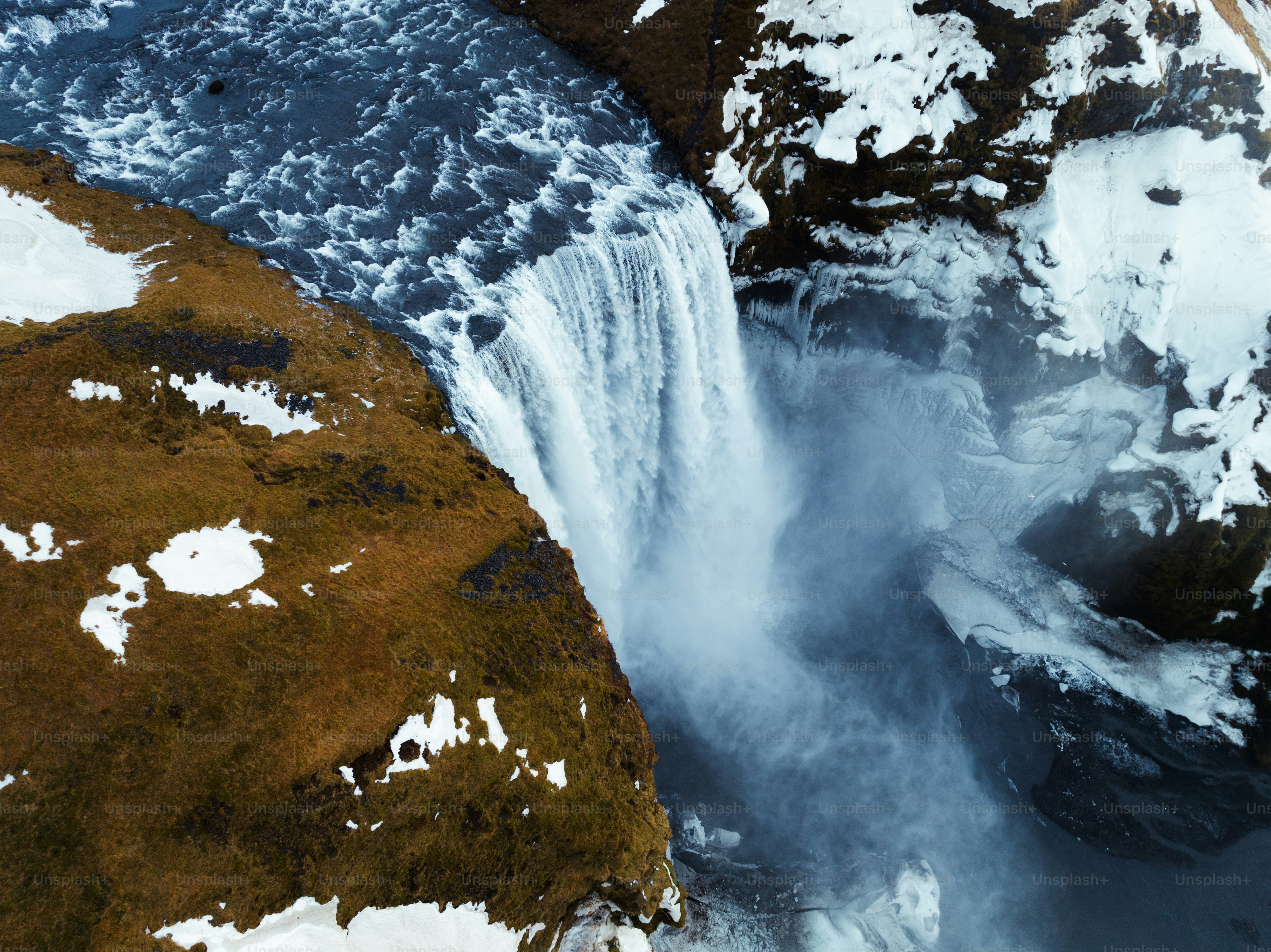 Una vista aérea de una cascada con nieve en el suelo foto – Imagen de Nieve  en Unsplash, image size:3000x2247