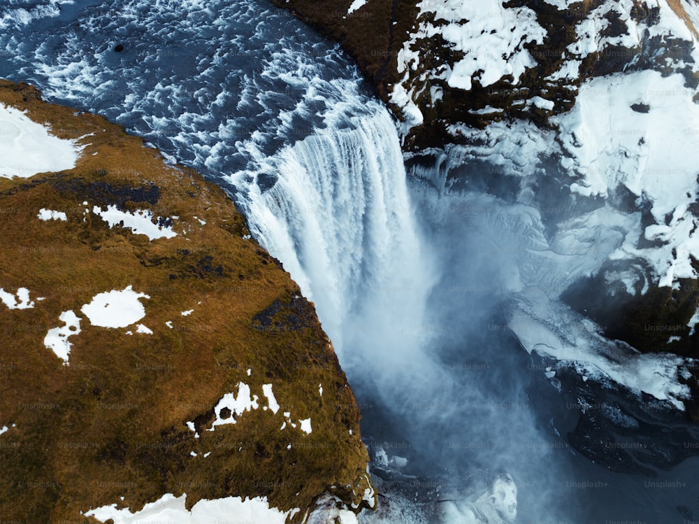 una veduta aerea di una cascata con neve sul terreno