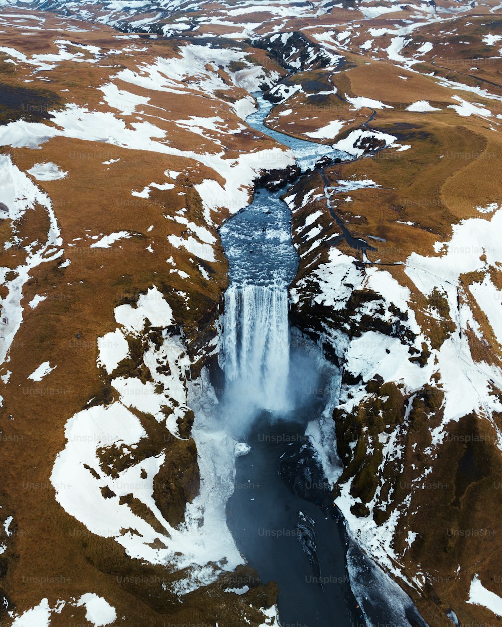 Luftaufnahme eines Wasserfalls mitten im Nirgendwo