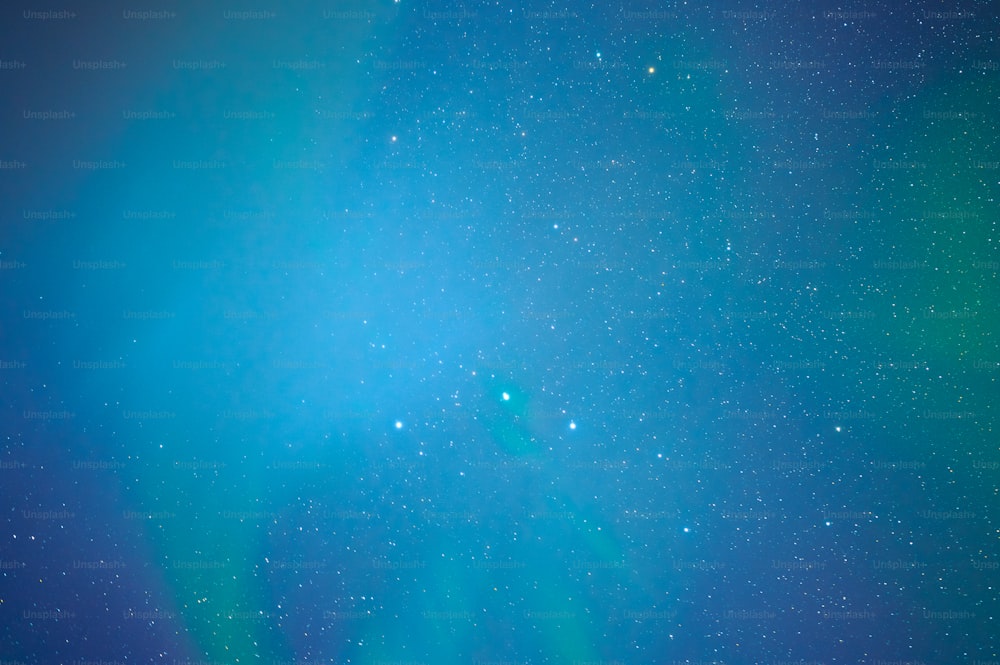 Un cielo azul brillante lleno de muchas estrellas