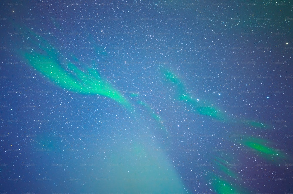 Ein Nachthimmel mit Sternen und grünen Lichtern