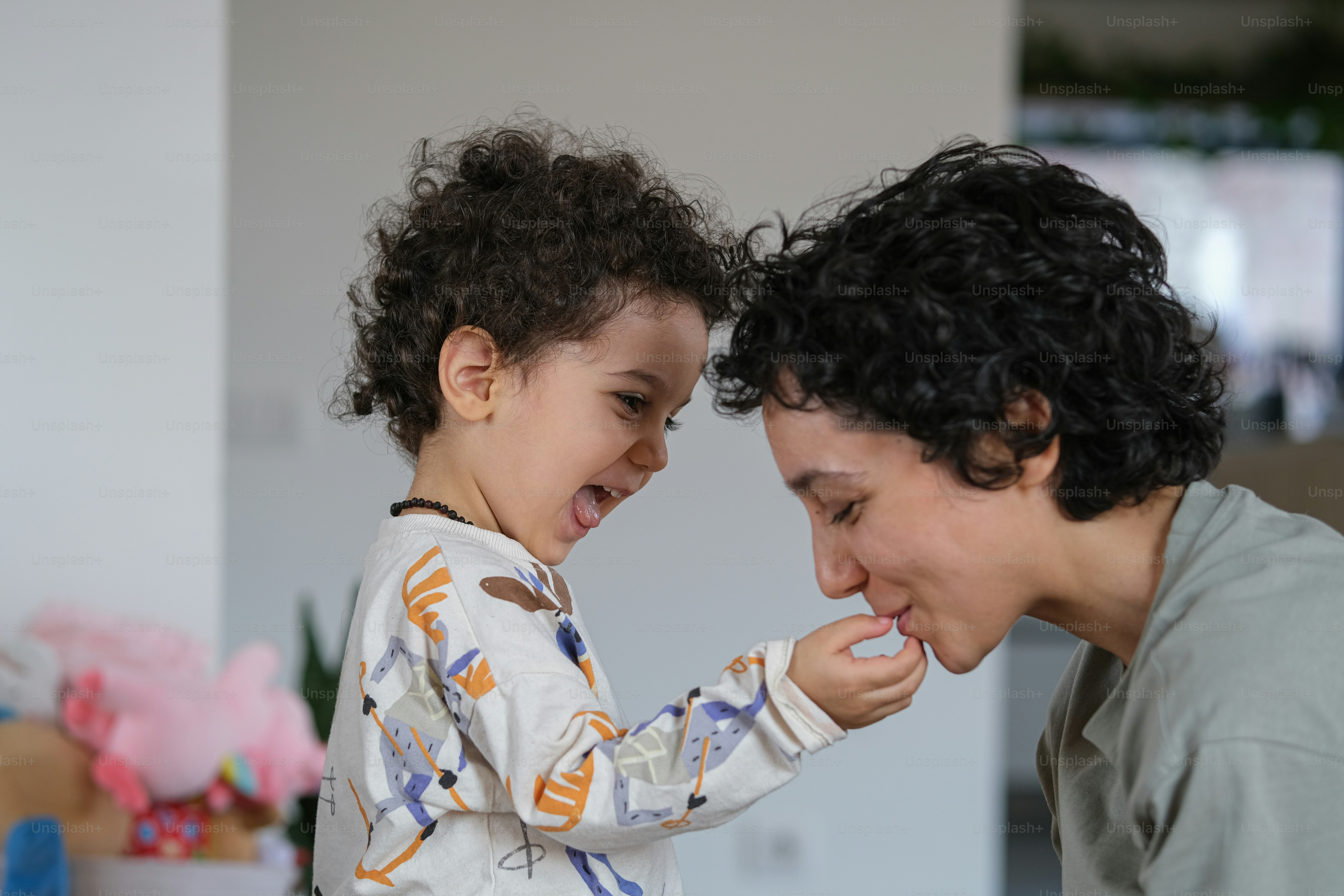 Eine Frau und ein Kind lächeln sich an