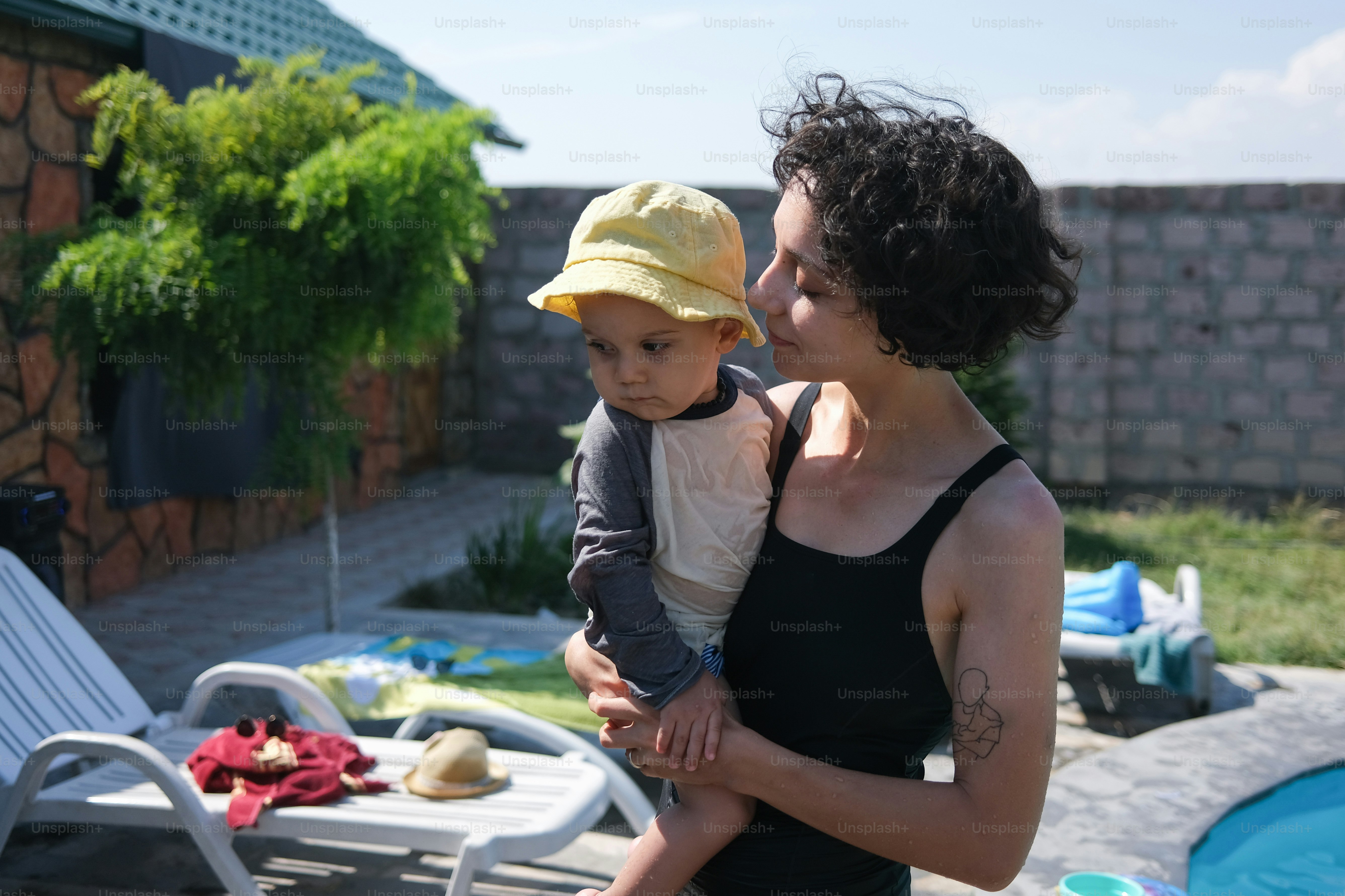 Eine Frau, die ein kleines Kind im Arm hält