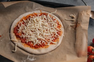 eine Pizza, die auf einem Stück Wachspapier sitzt