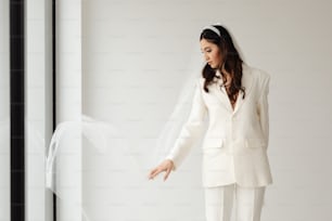 Eine Frau in weißem Anzug und Schleier