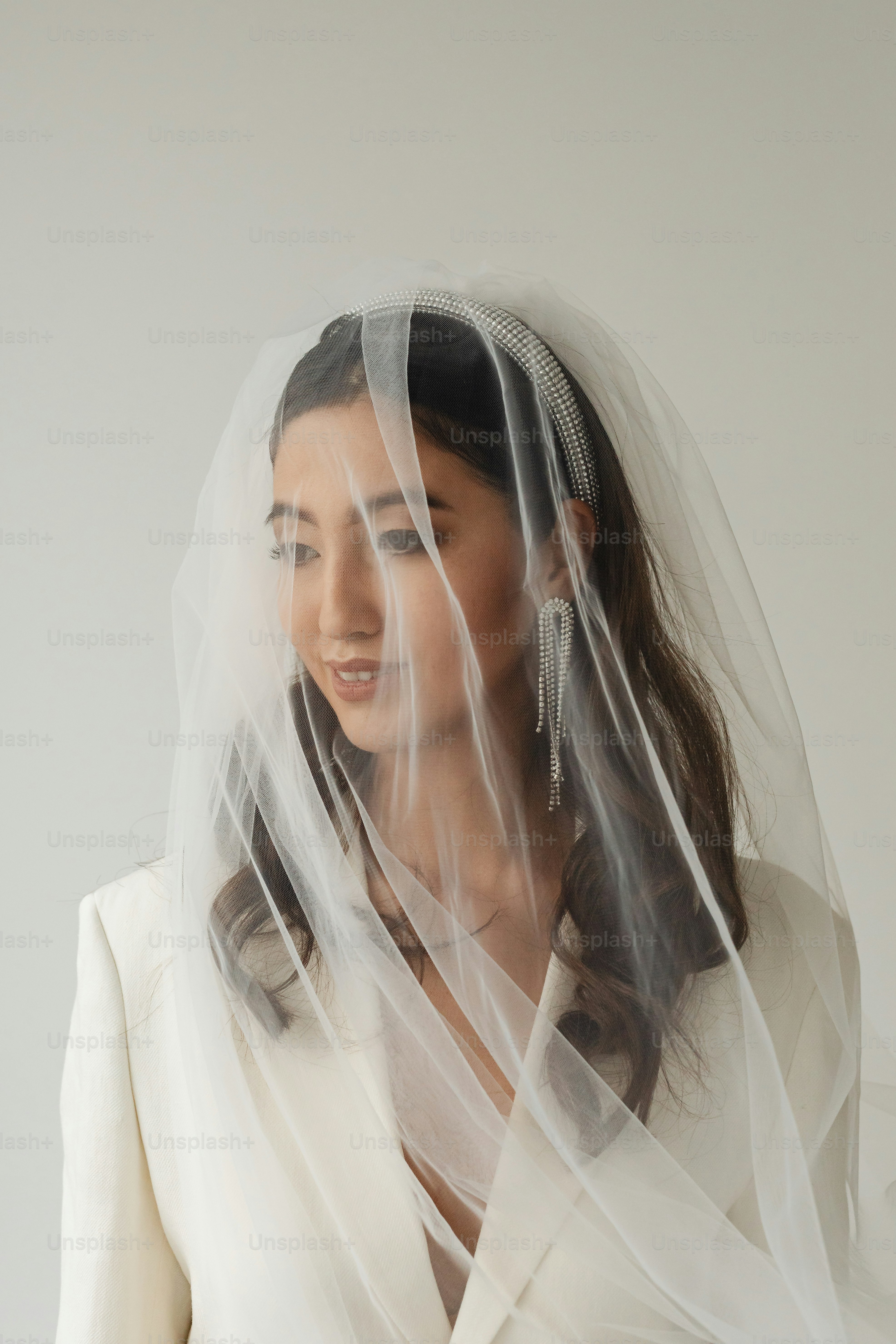 a woman with a veil on her head