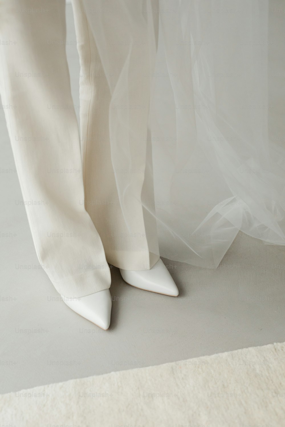 um par de sapatos brancos e um lençol branco