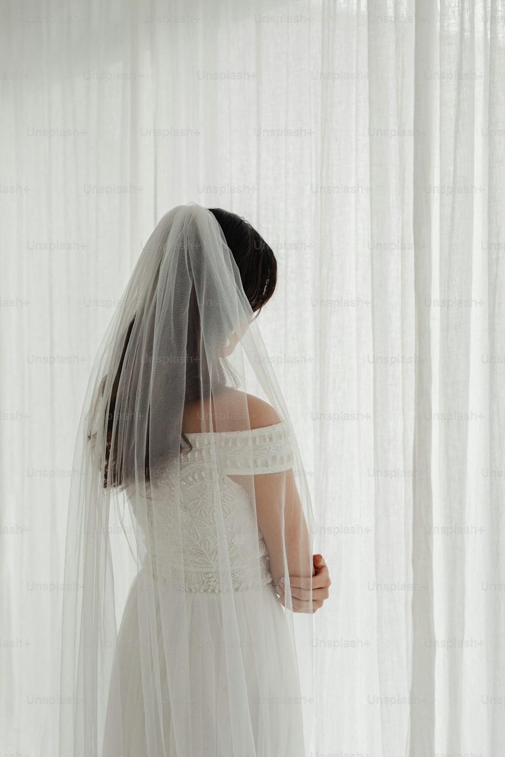 uma mulher em um vestido de noiva e véu