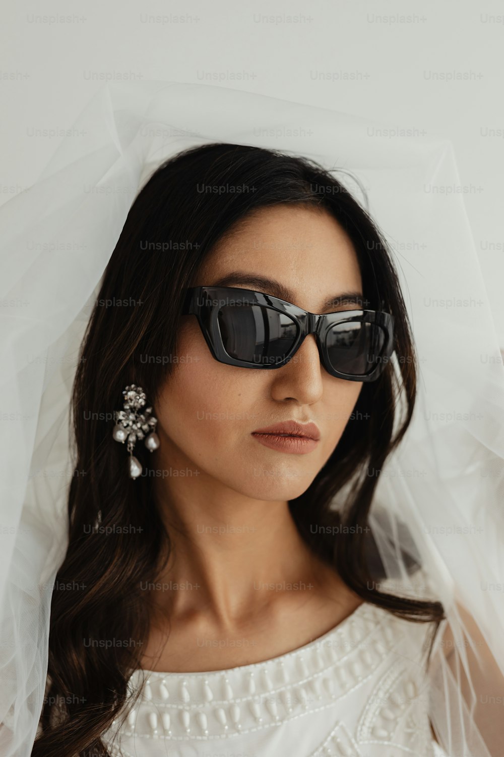 Eine Frau mit Sonnenbrille und Schleier