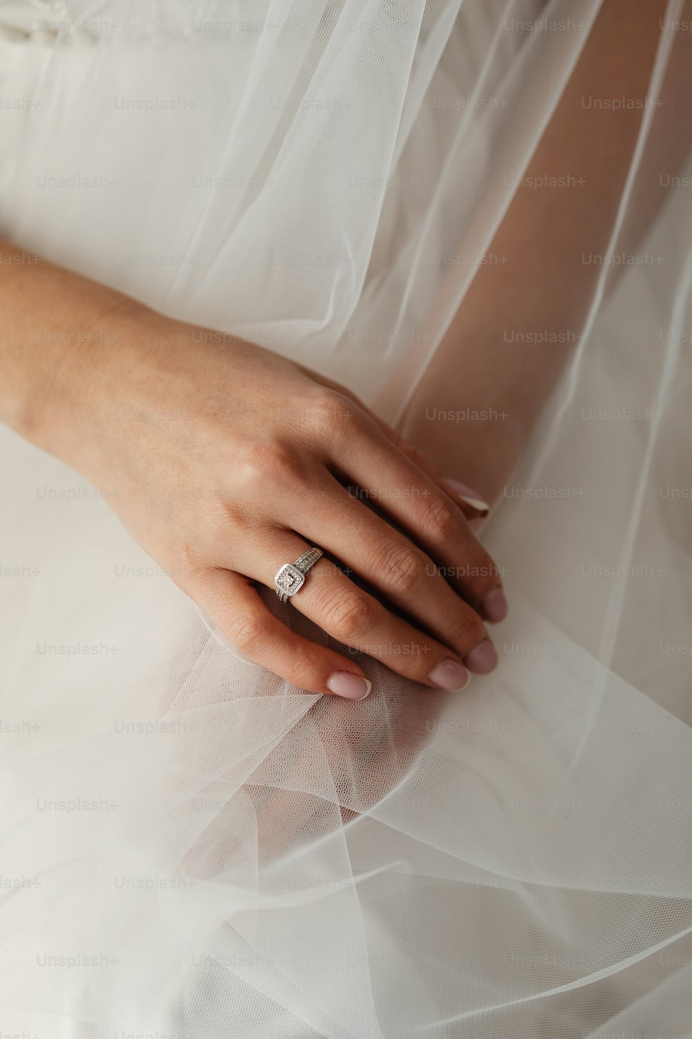 um close up de uma pessoa usando uma aliança de casamento