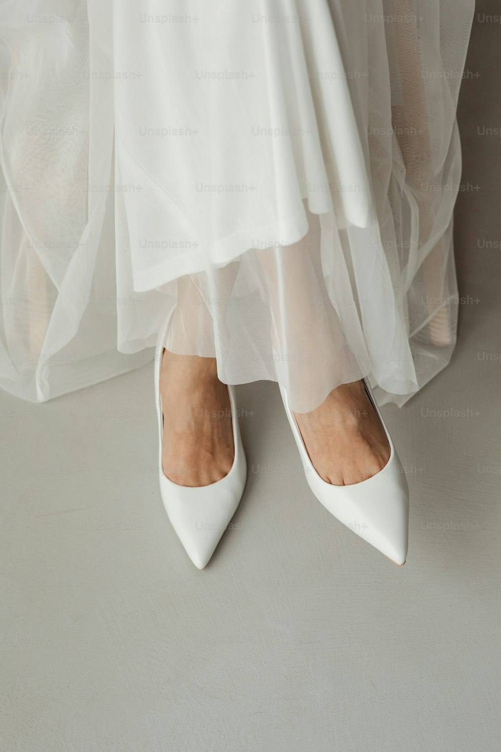 um close up de uma pessoa usando sapatos brancos