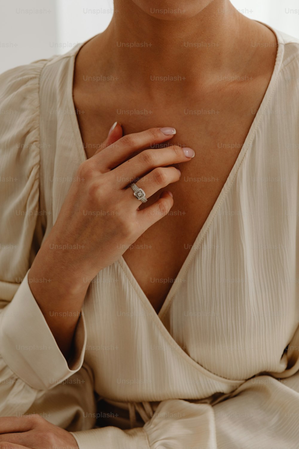 Una donna con un anello al dito