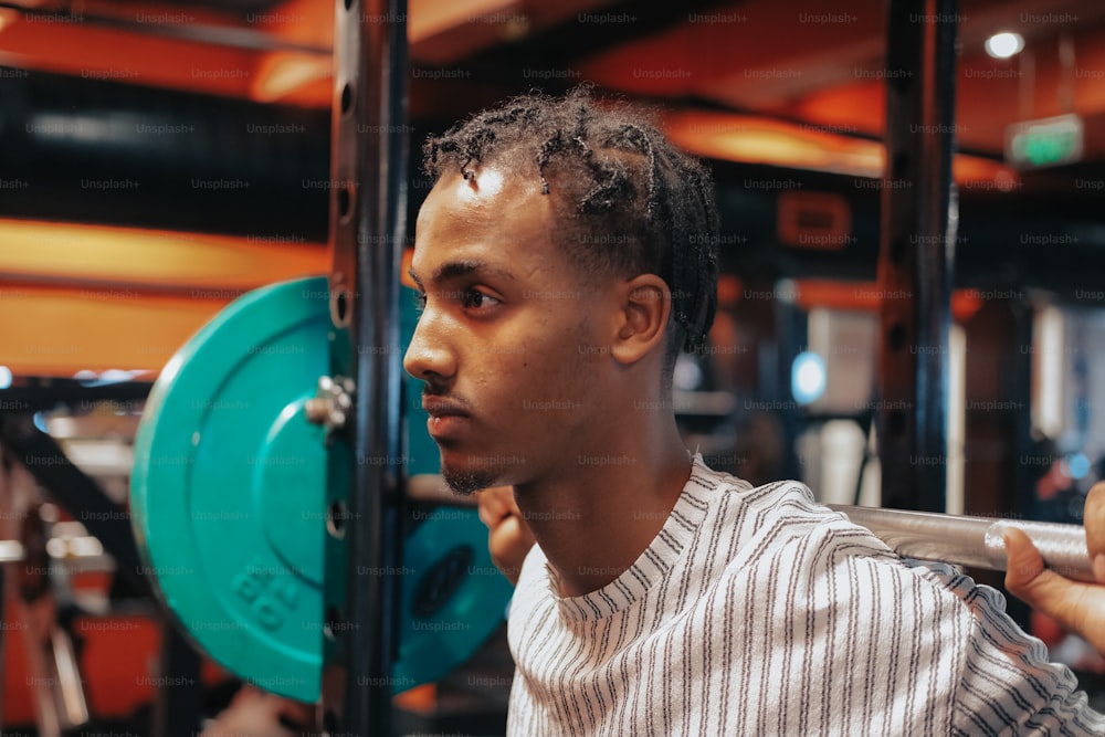 Ein Mann hält eine Langhantel in einem Fitnessstudio