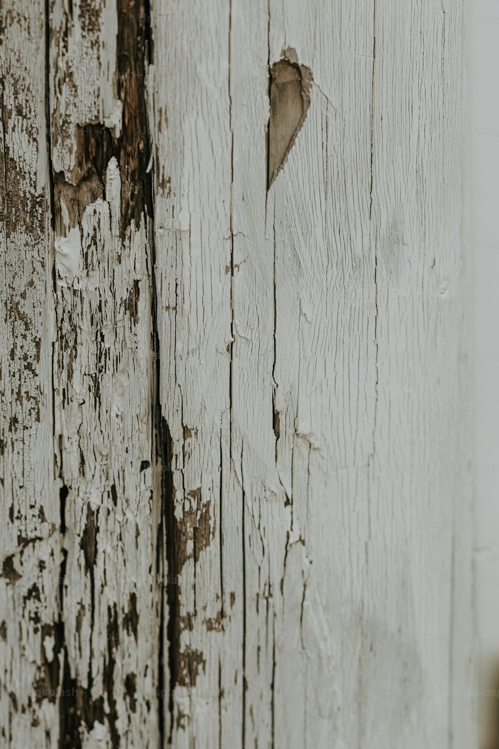 um close up de uma porta de madeira com tinta descascando