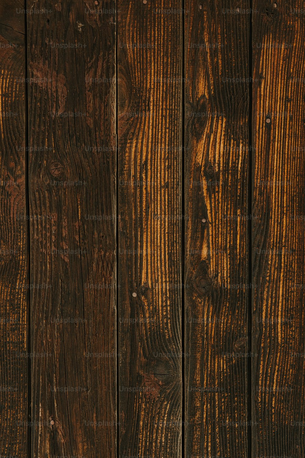 um close up de uma parede de madeira com um relógio sobre ele