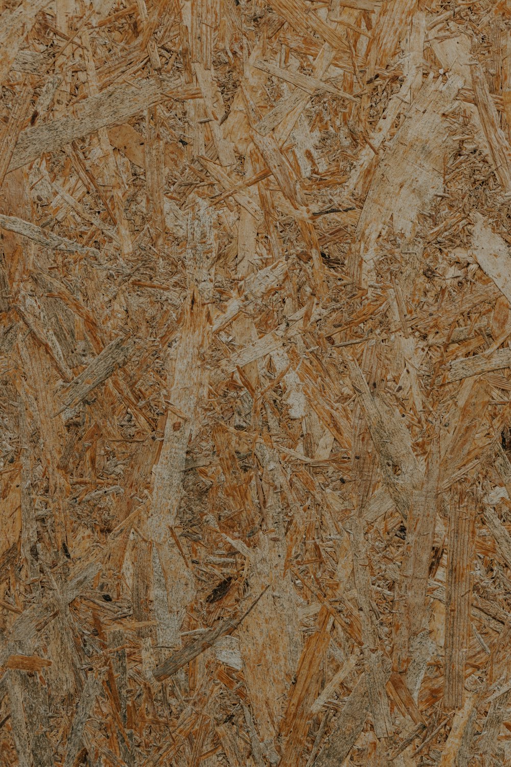 um close up de um piso de madeira com um fundo marrom