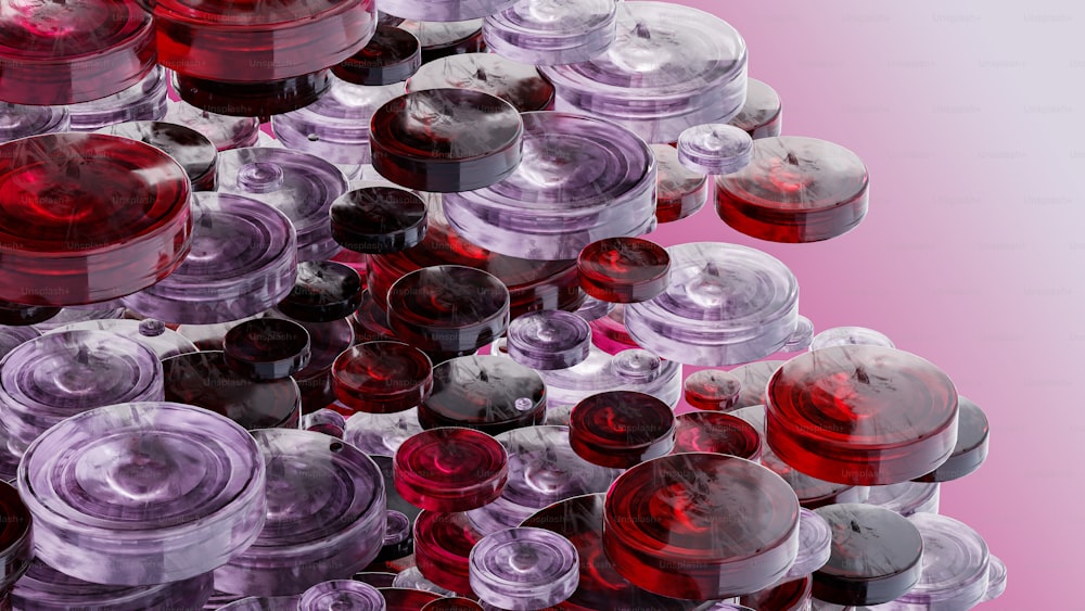 Una pila di vasi rossi e viola seduti uno sopra l'altro