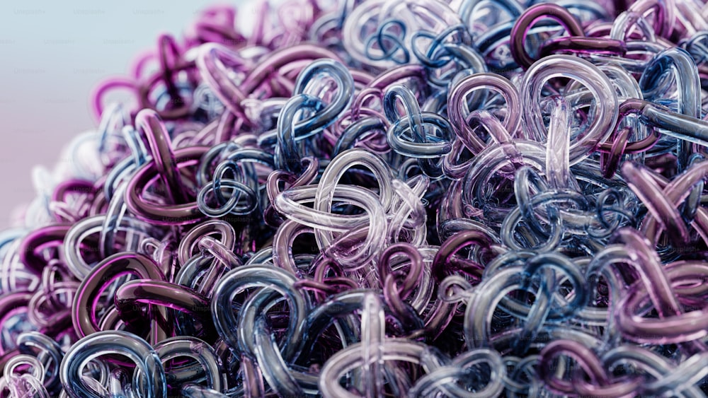 Un primer plano de un montón de anillos púrpuras y azules
