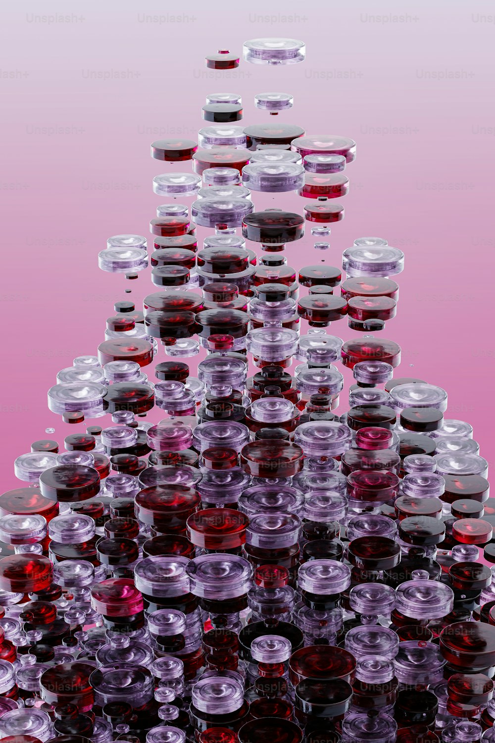 uma grande pilha de objetos de vidro vermelho e roxo