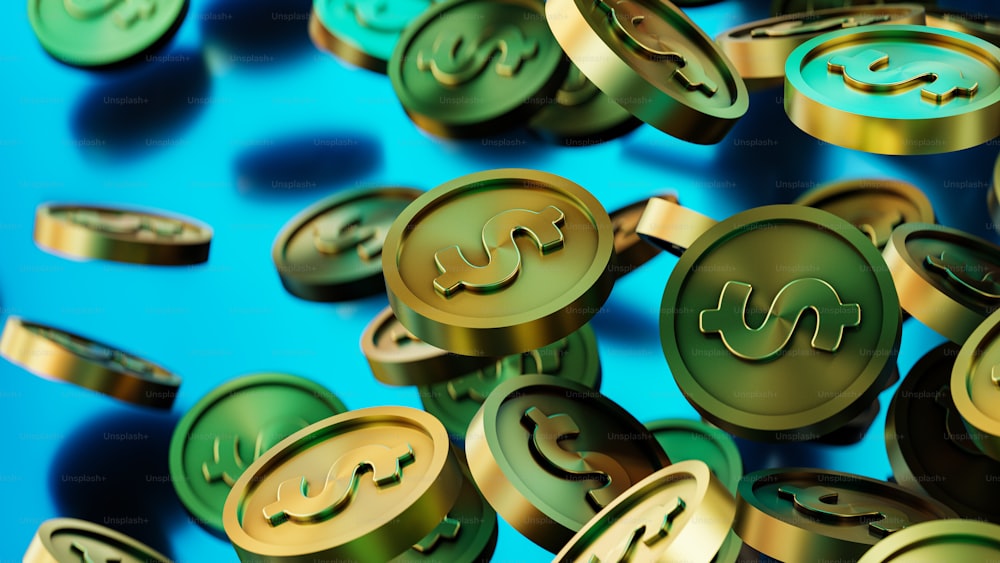 una pila di monete verdi e d'oro su una superficie blu
