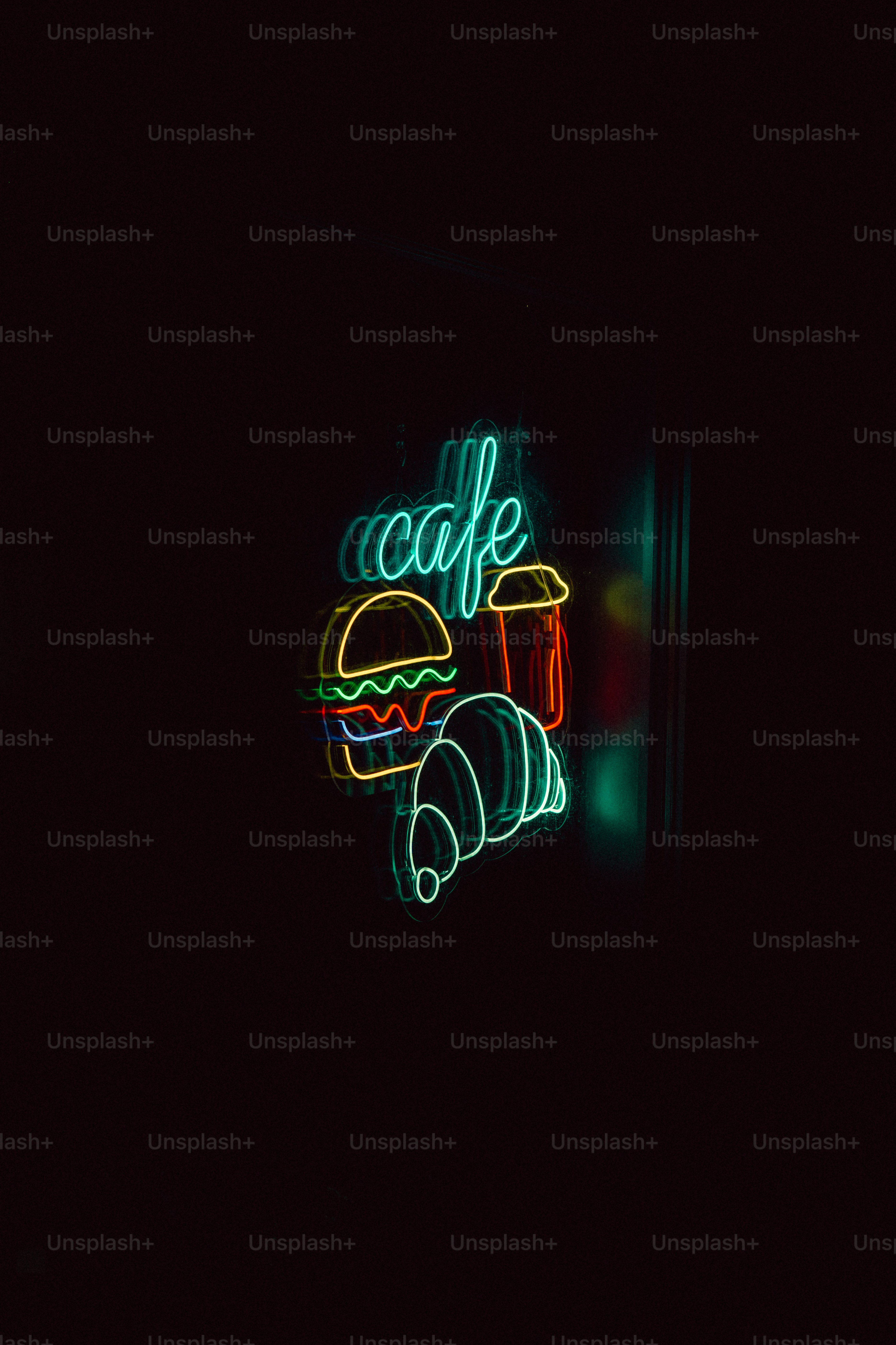 Une enseigne au néon qui dit café sur un fond sombre