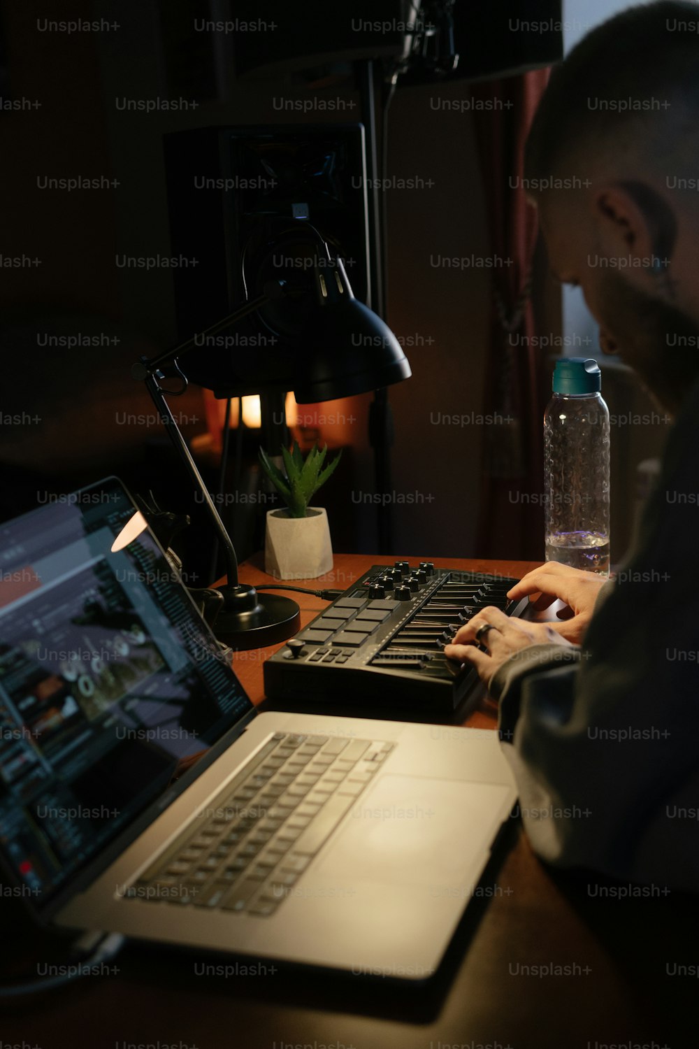 Un hombre sentado frente a una computadora portátil