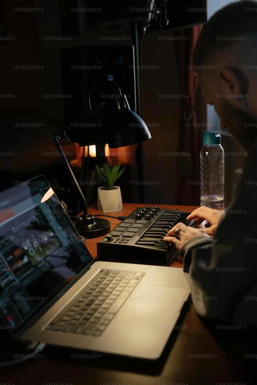 노트북 컴퓨터 앞에 앉아있는 남자