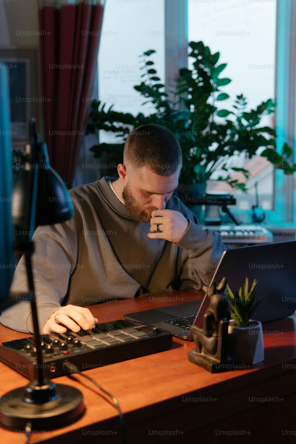 노트북 컴퓨터를 사용하여 책��상에 앉아 있는 남자