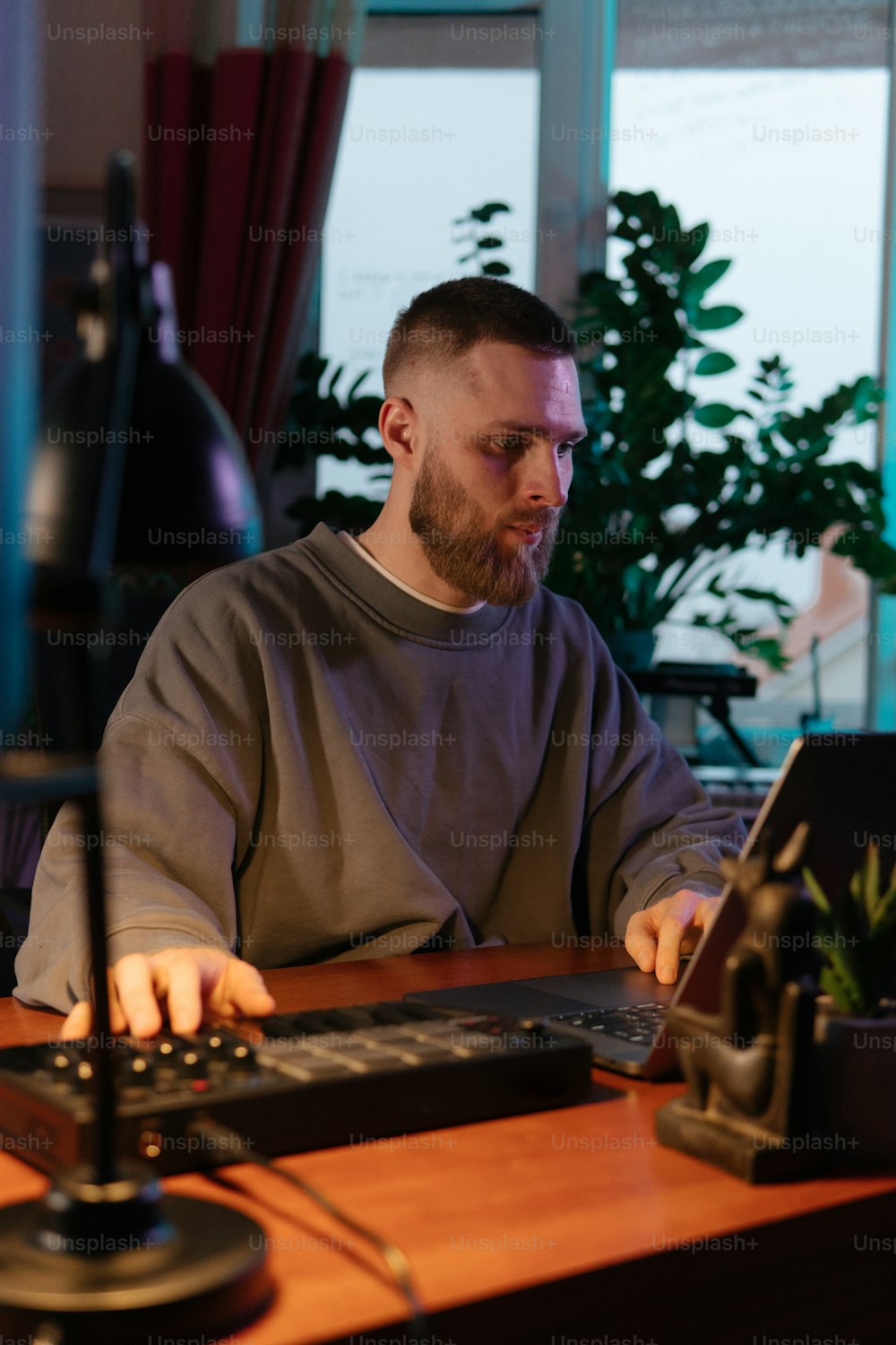 um homem sentado em uma mesa usando um computador