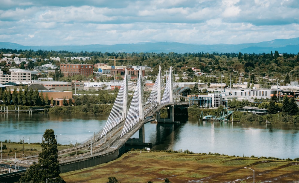 uma vista de uma ponte sobre um corpo de água