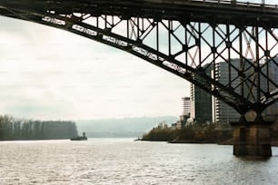 Eine Brücke über einen Fluss mit einem Boot im Wasser