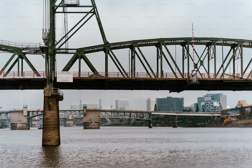 Eine Brücke über ein Gewässer mit einer Stadt im Hintergrund