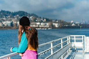 Una donna in piedi su una barca che guarda l'acqua