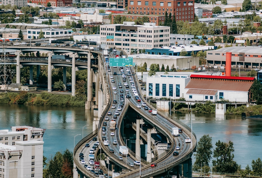 uma vista de uma cidade com uma ponte sobre um rio