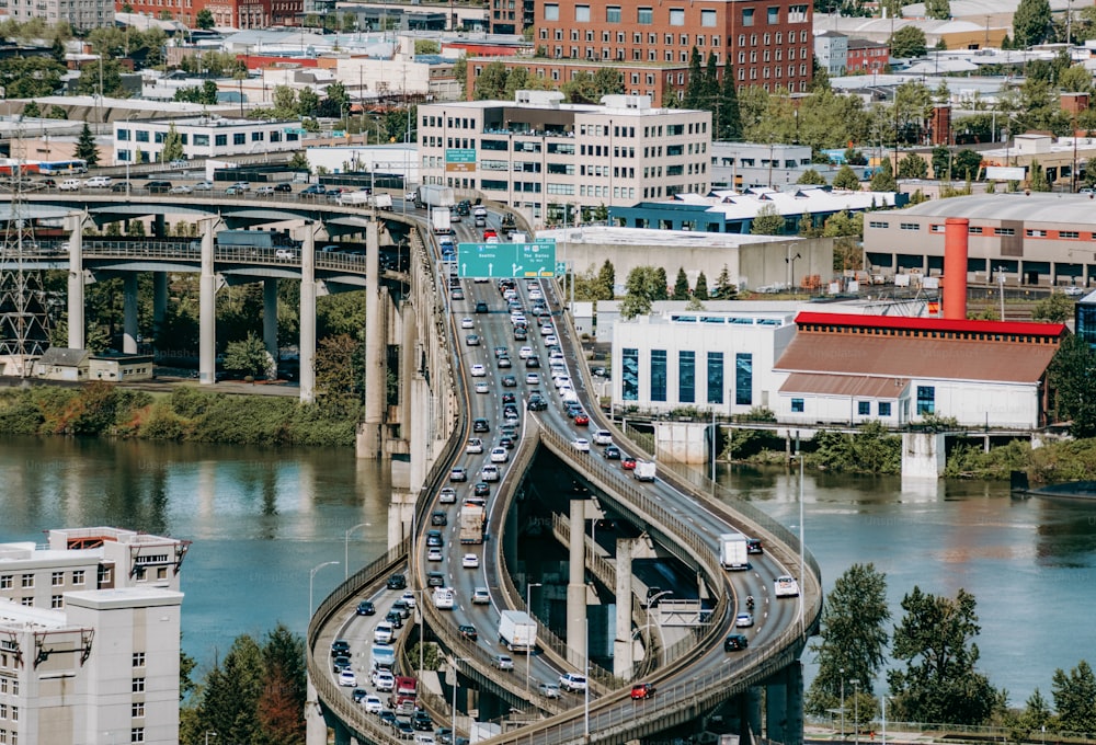 Blick auf eine Stadt mit einer Brücke über einen Fluss