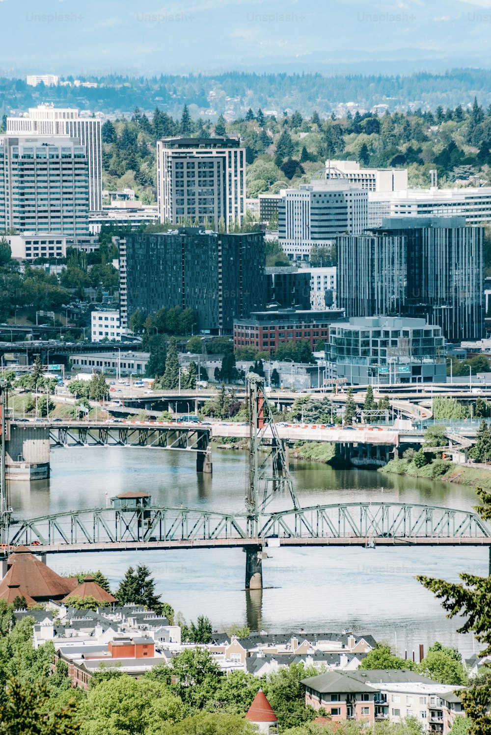 uma vista de uma cidade com uma ponte sobre um rio