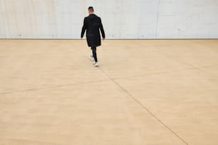 Un homme en manteau noir marche