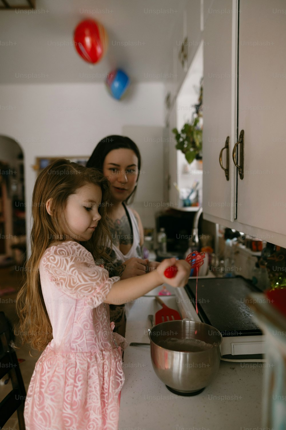 Une femme et une petite fille dans une cuisine