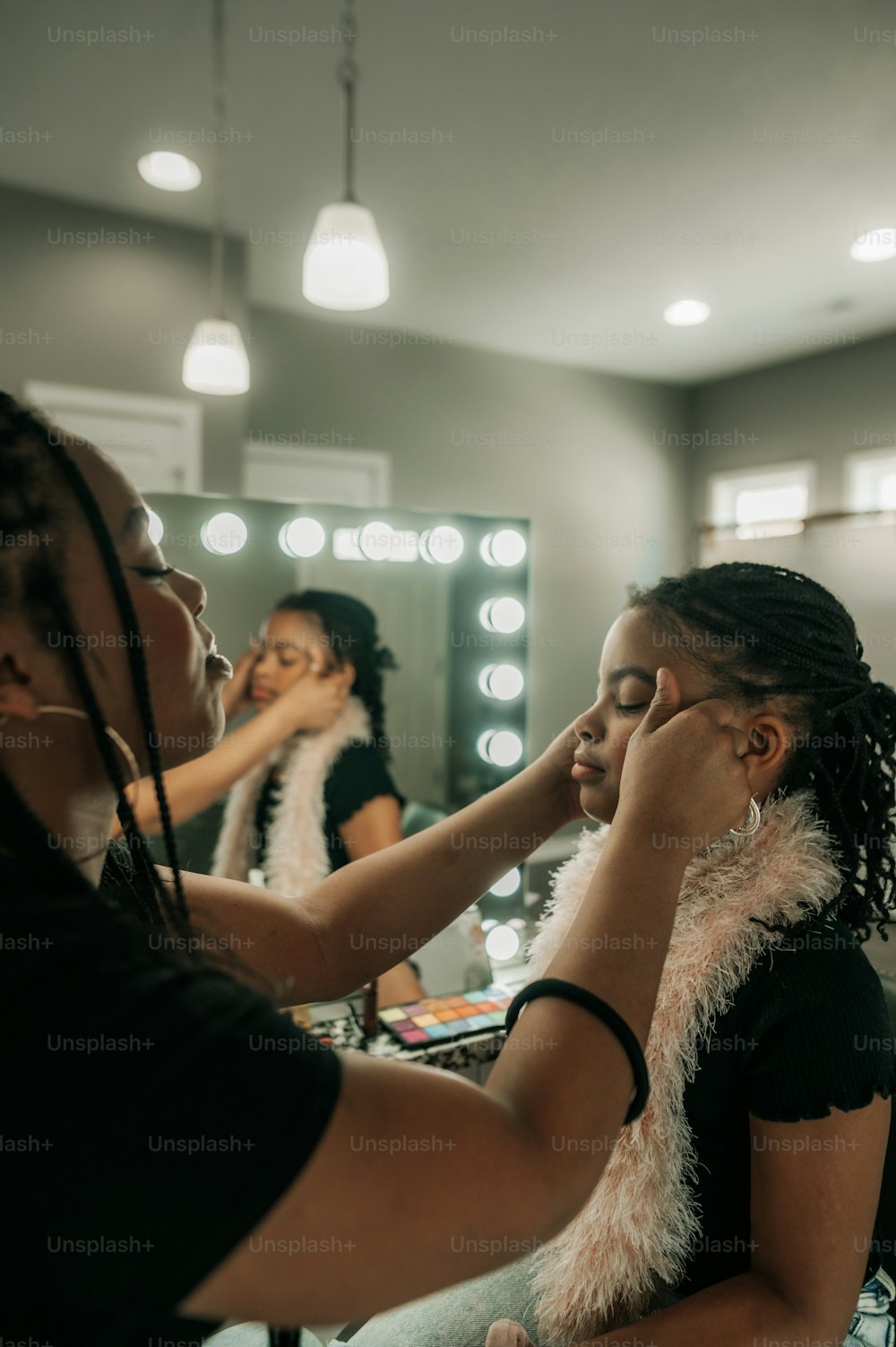 Eine Frau, die sich in einem Salon die Haare machen lässt