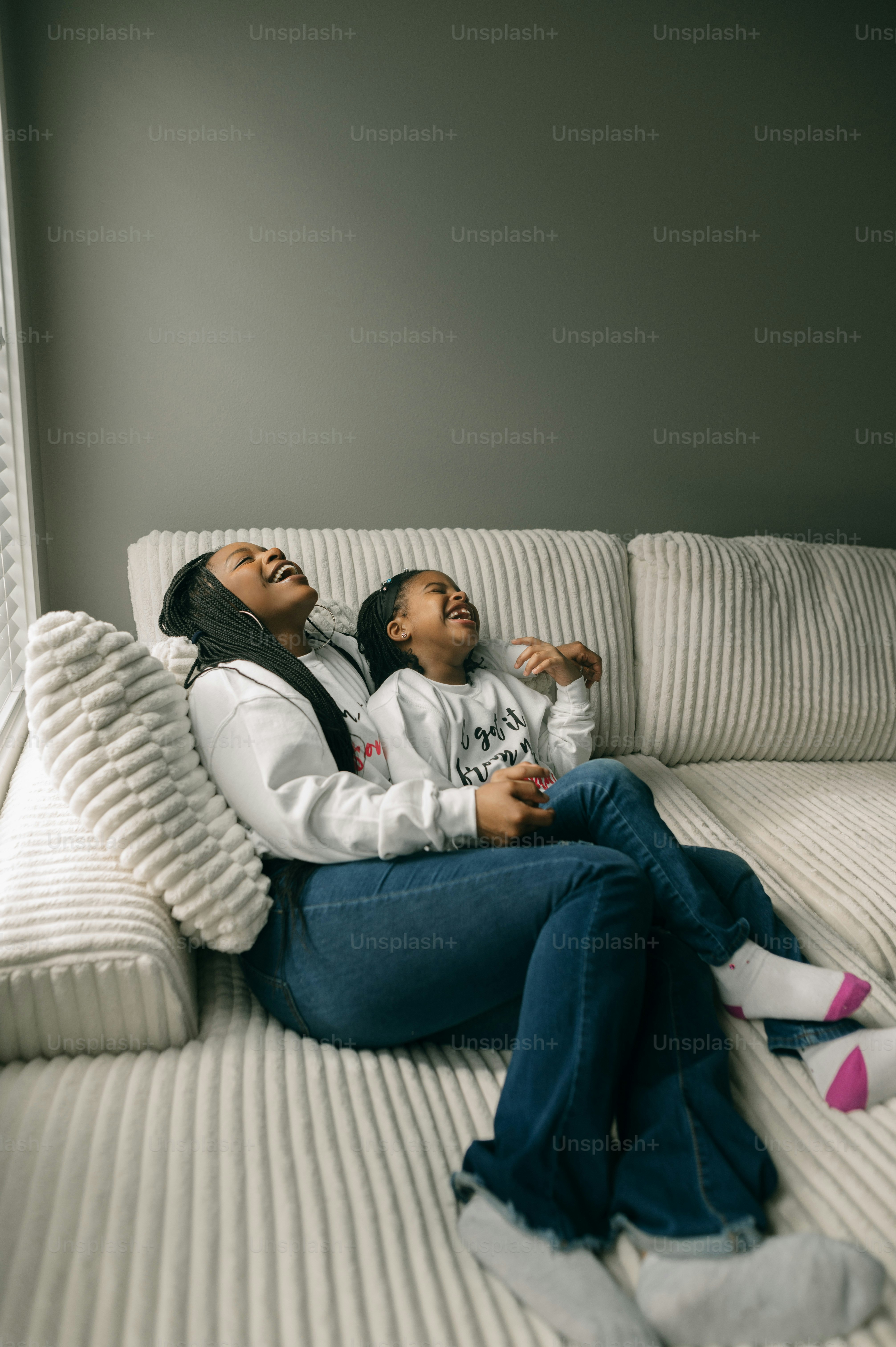 Eine Frau und ein Kind sitzen auf einer Couch
