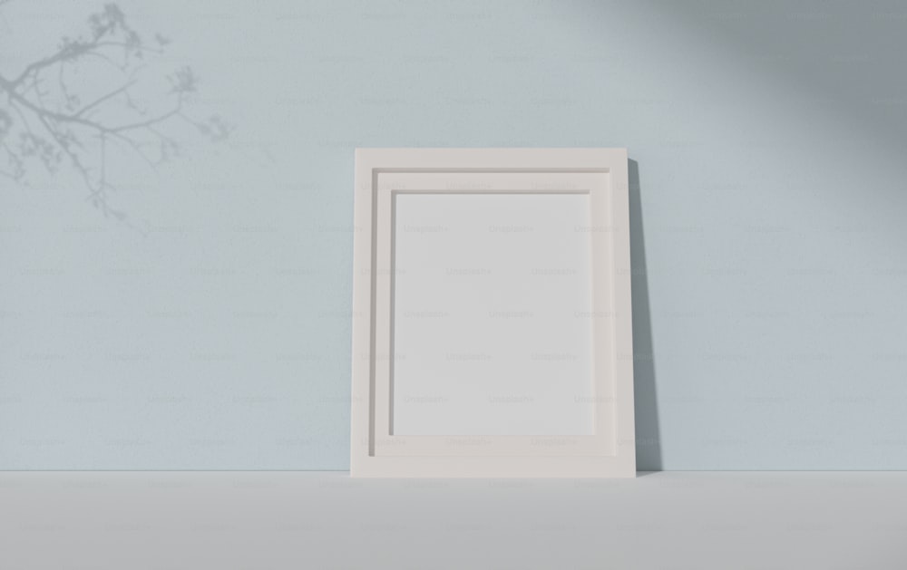 Un marco de fotos blanco sentado encima de un estante