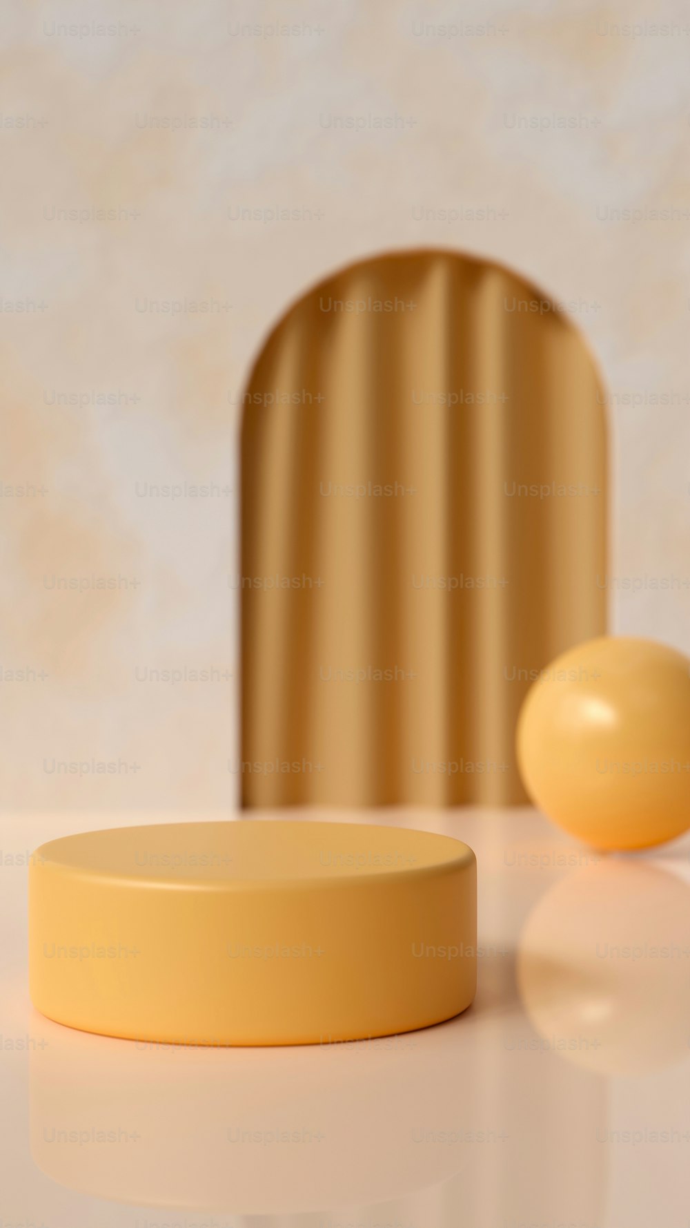 흰색 테이블 위에 앉아 있는 노란색 물체