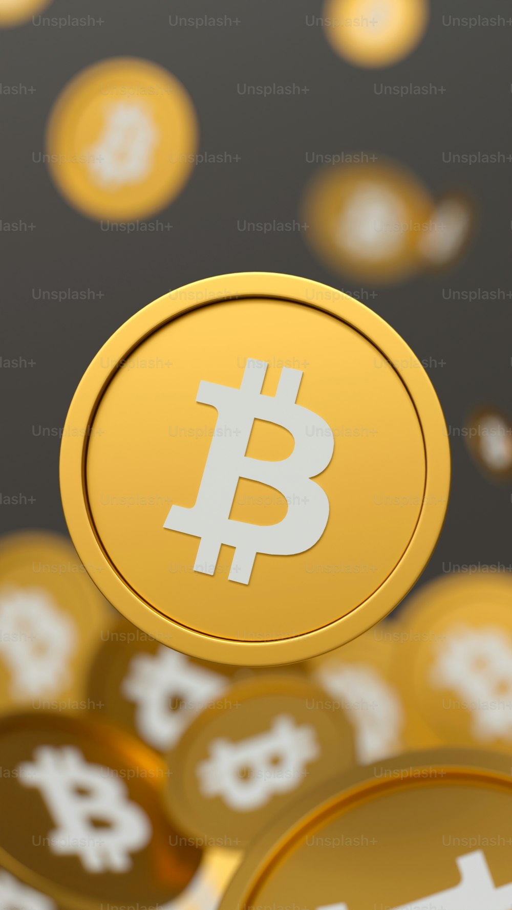 Une pile de pièces Bitcoin dorées avec un symbole Bitcoin sur le dessus