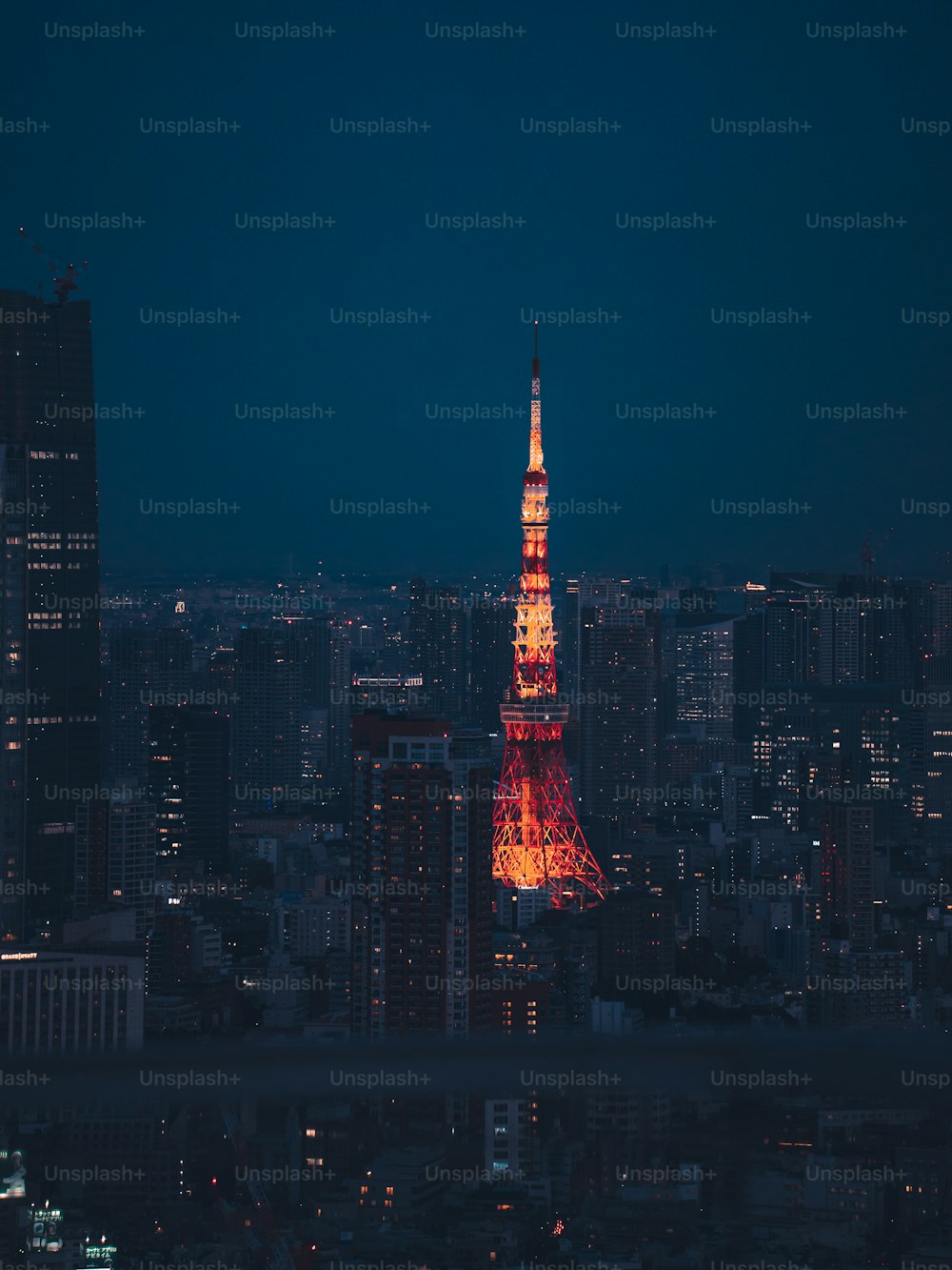 La Torre Eiffel está iluminada de rojo