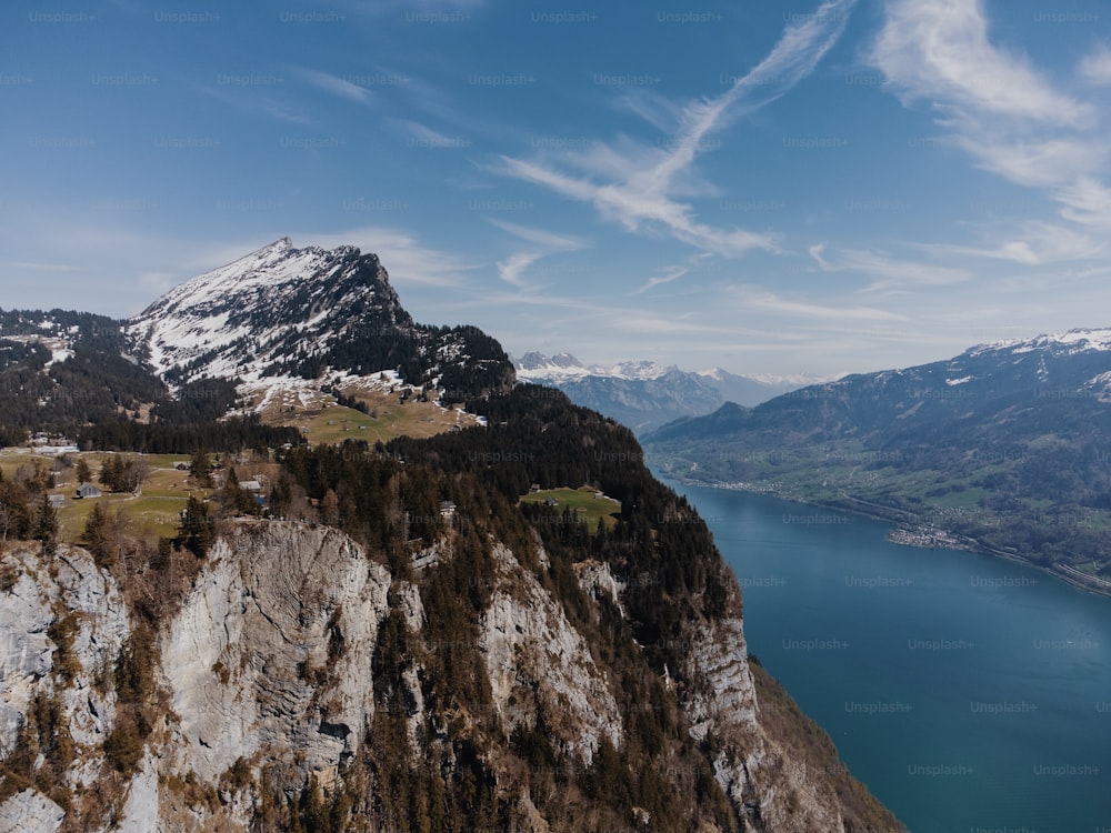 uma vista panorâmica de uma montanha com um lago abaixo